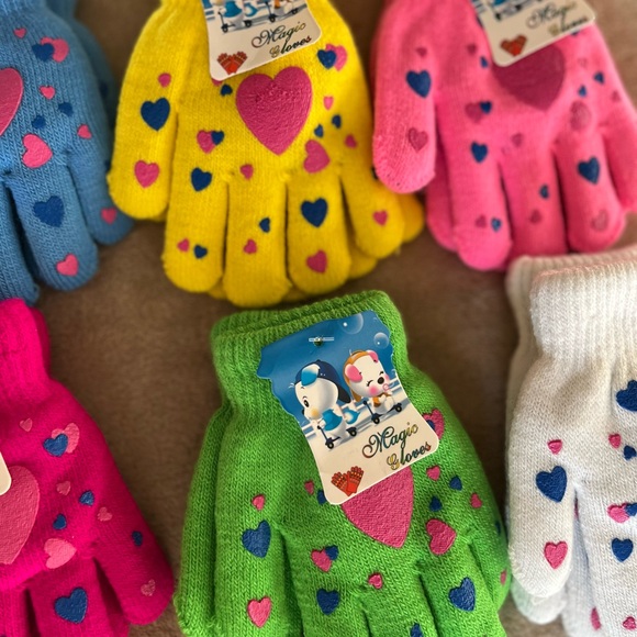 NWT 4 Pairs and 2 Pairs NWOT Magic Gloves Cute Kids Winter Super Soft Gloves - Picture 4 of 4